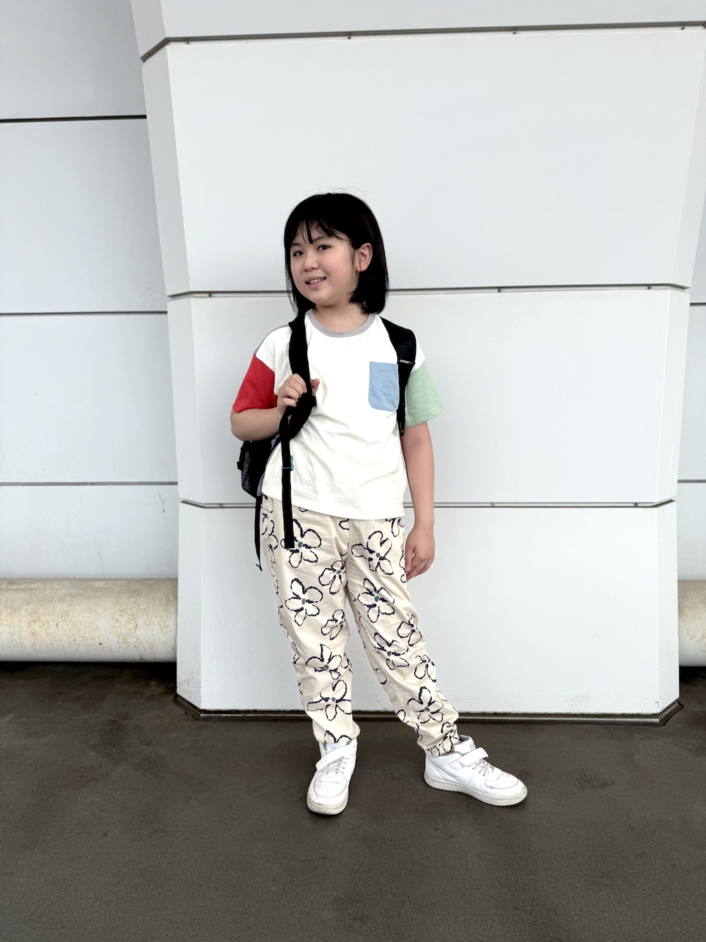 「春夏コーデ、こどもコーデ、男の子、ジェンダーレス、休日スタイル」｜「devirockの【DANCE】ミッドカットスニーカー（クッションインソール付き）（スニーカー、ホワイト系）」を使った、sskさん（キッズ・138cm）の春コーディネートの1枚目の写真