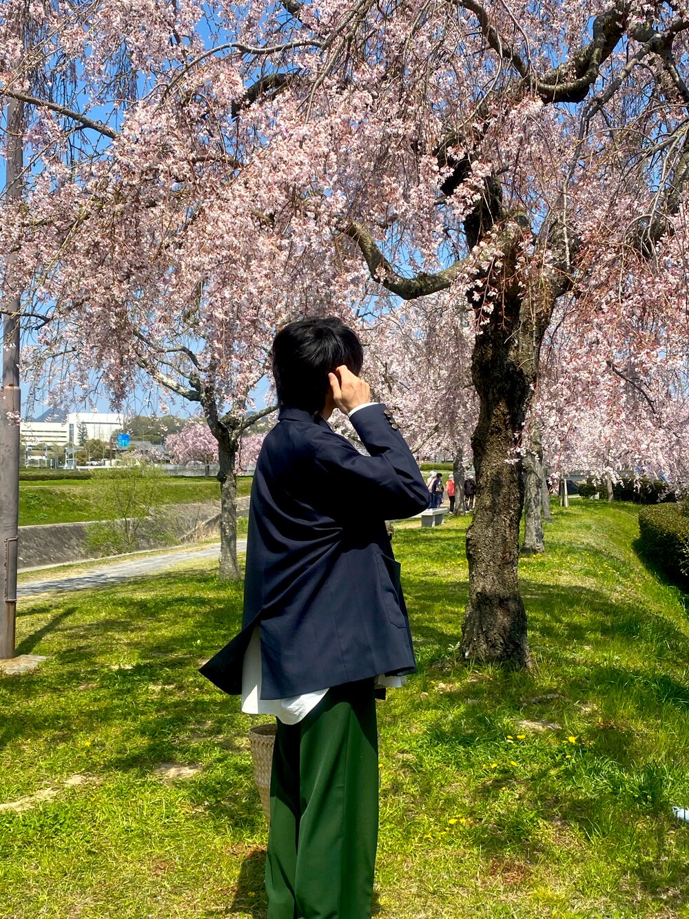 「春服、休日コーデ、オーバーサイズ、春コーデ、お花見、テーラードジャケット、スラックス、ヒールブーツ、レイヤードスタイル、EMMA  CLOTHES、remer、soerte、いいね、save、フォローお願いします🤑、おしゃれさんと繋がりたい」｜「EMMA CLOTHESのTR綾ストレッチ オーバーサイズピークドラペル金ボタンダブルジャケット/ブレザー EMMA CLOTHES 2023SS（テーラードジャケット、ブルー系）」を使った、 chappyさん（メンズ・175cm）の春コーディネートの1枚目の写真