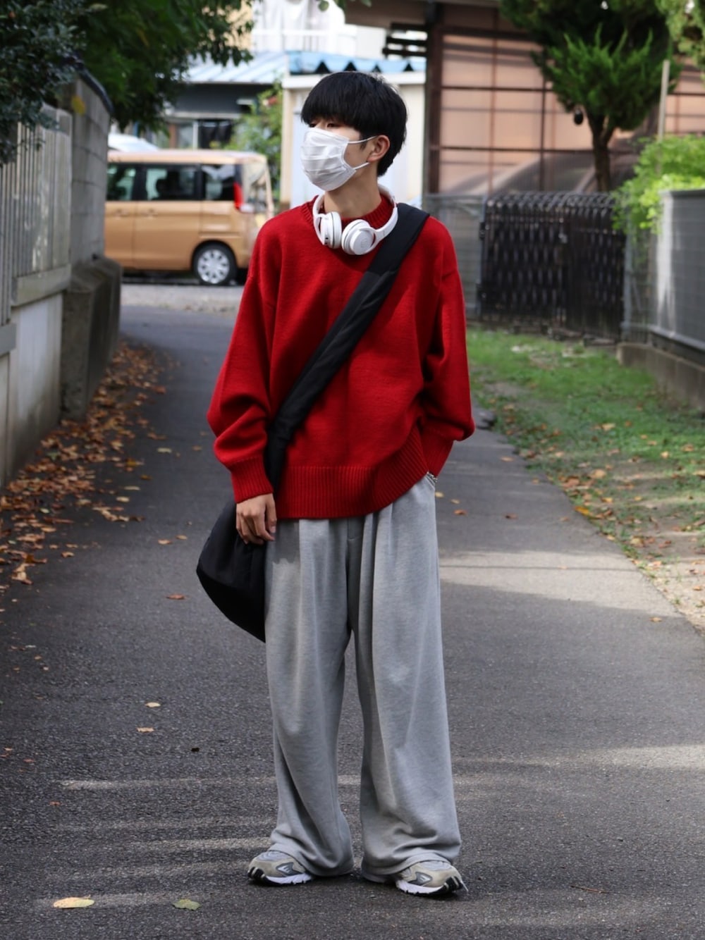 「秋っぽコーデ更新中、ニット、赤、スウェット、スウェットパンツ、スニーカー、ショルダーバッグ、ラフ、アウトドアスタイル、カジュアル、カジュアルコーデ、低身長コーデ、低身長、ゆるコーデ、秋コーデ」｜「ADAMASTEのリラックスフィットワイドストレートスウェットパンツ【裏毛】（スウェットパンツ、グレー系）」を使った、しゅーたさん（メンズ・167cm）の秋コーディネートの1枚目の写真