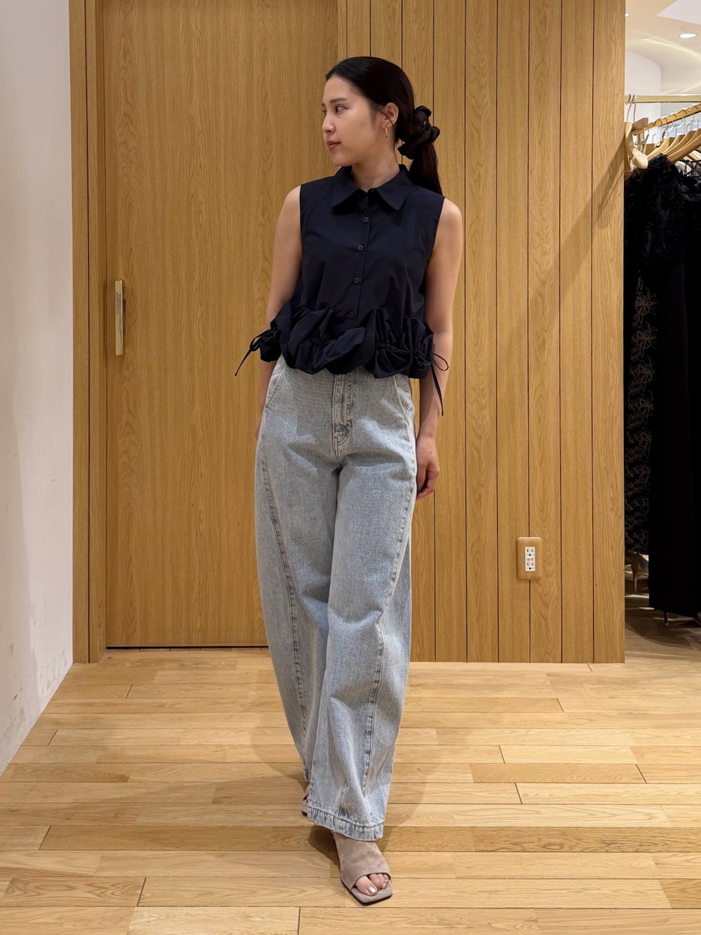 ブルー系のデニムパンツ、ブルー系のシャツ/ブラウス、ベージュ系のサンダルを着用したレディースの夏コーディネートの1枚目の写真