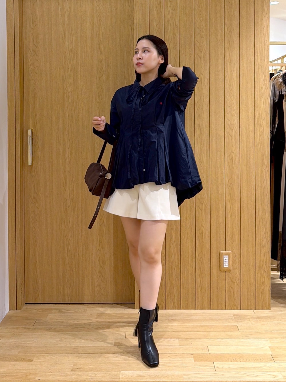 ホワイト系のその他パンツ、ブラック系のブーツ、ブルー系のシャツ/ブラウスを着用したレディースの秋コーディネートの1枚目の写真