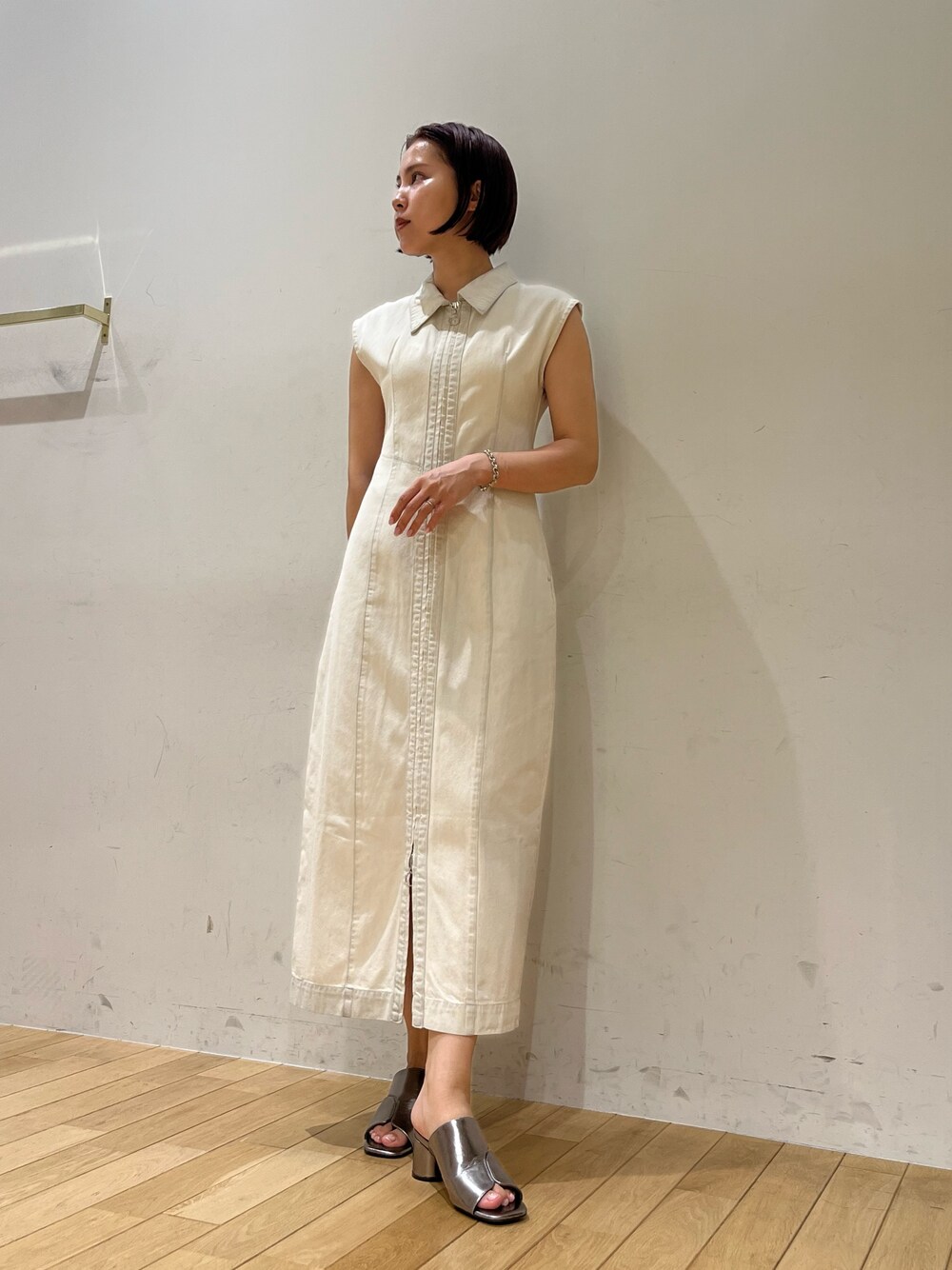 ホワイト系のワンピース、その他のサンダルを着用したレディースの夏コーディネートの1枚目の写真