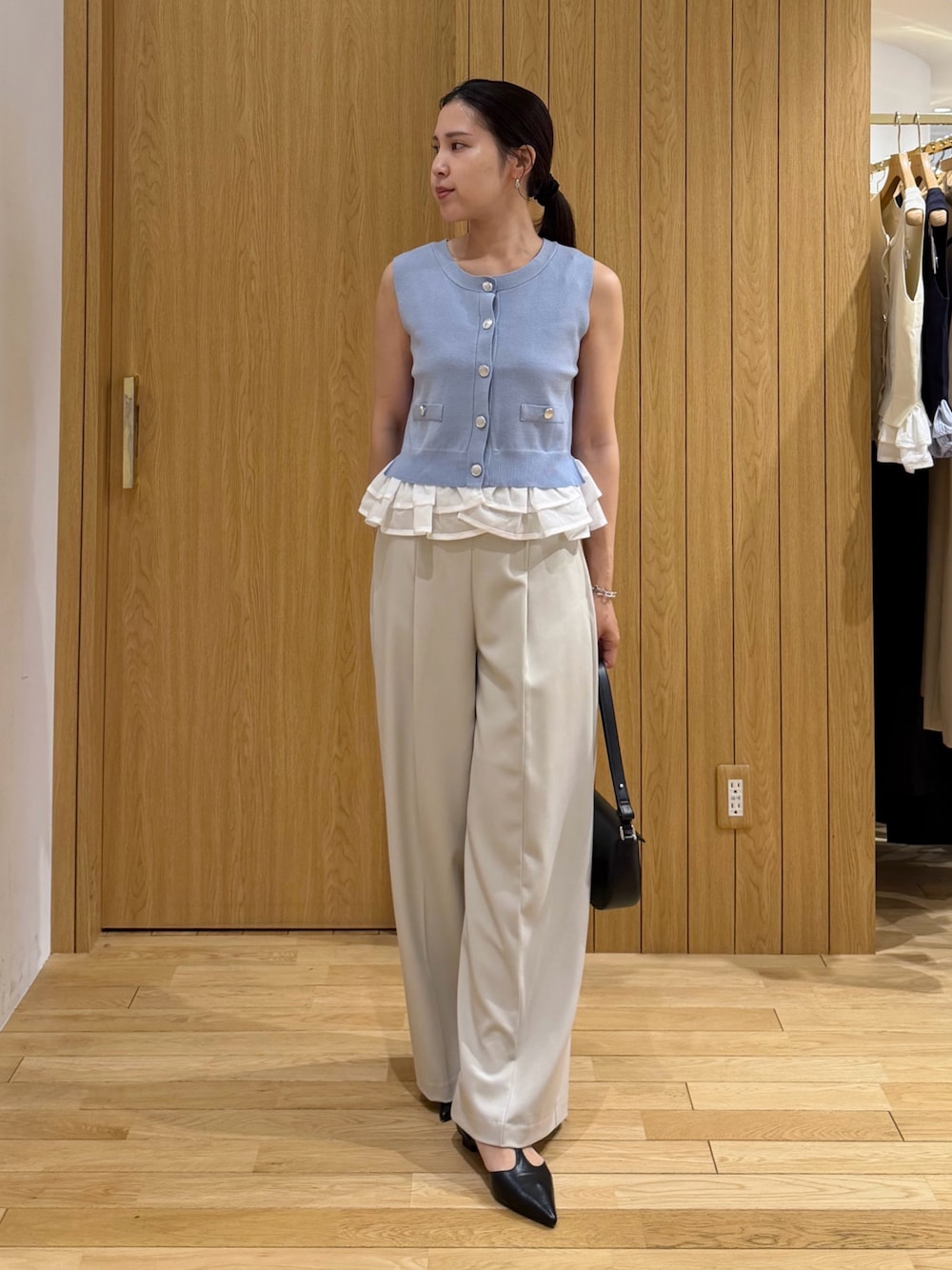 ホワイト系のその他パンツ、ブラック系のパンプス、ブラック系のハンドバッグを着用したレディースの夏コーディネートの1枚目の写真