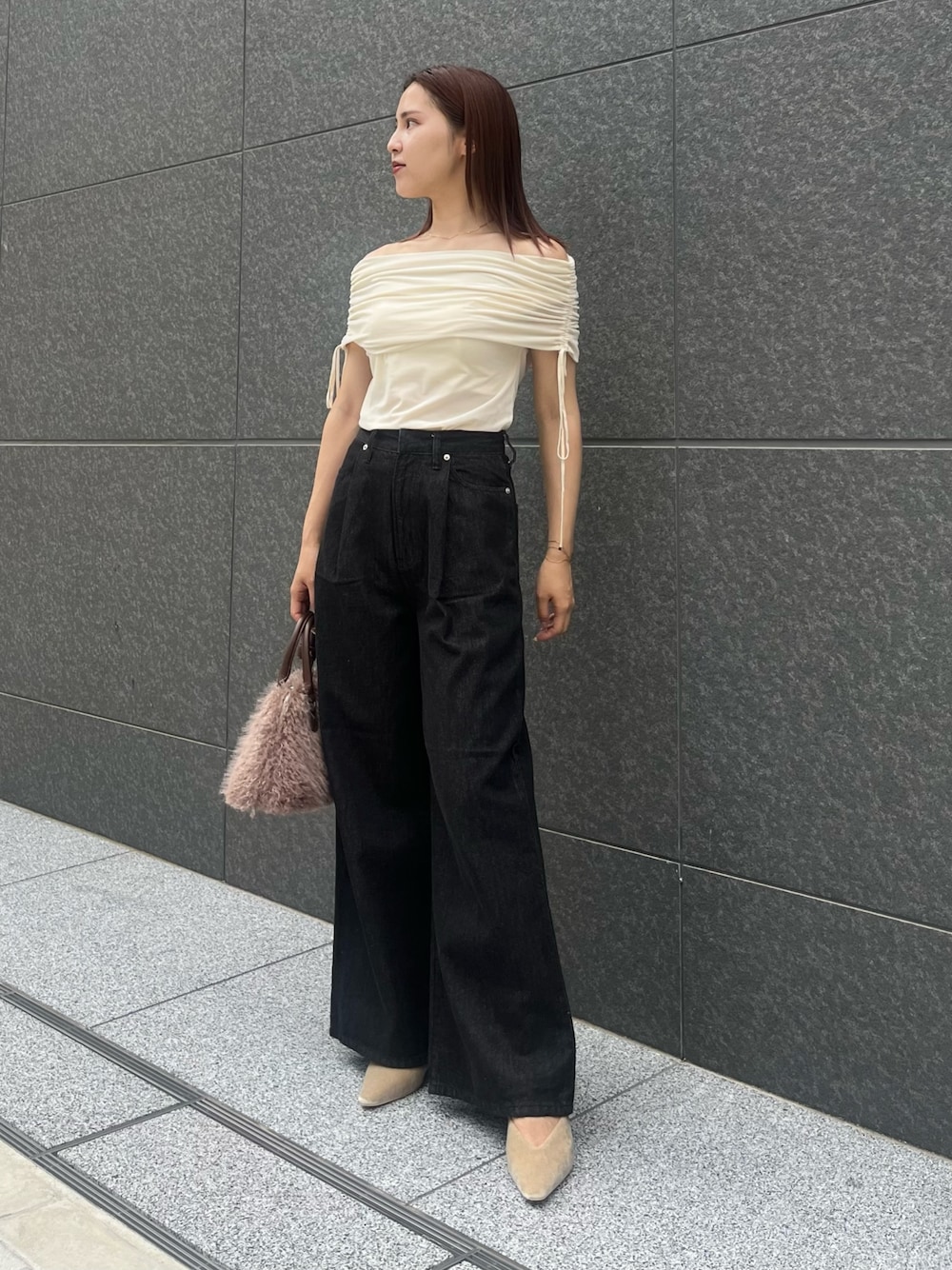 ホワイト系のTシャツ/カットソー、ブラック系のデニムパンツ、ベージュ系のパンプスを着用したレディースの夏コーディネートの1枚目の写真