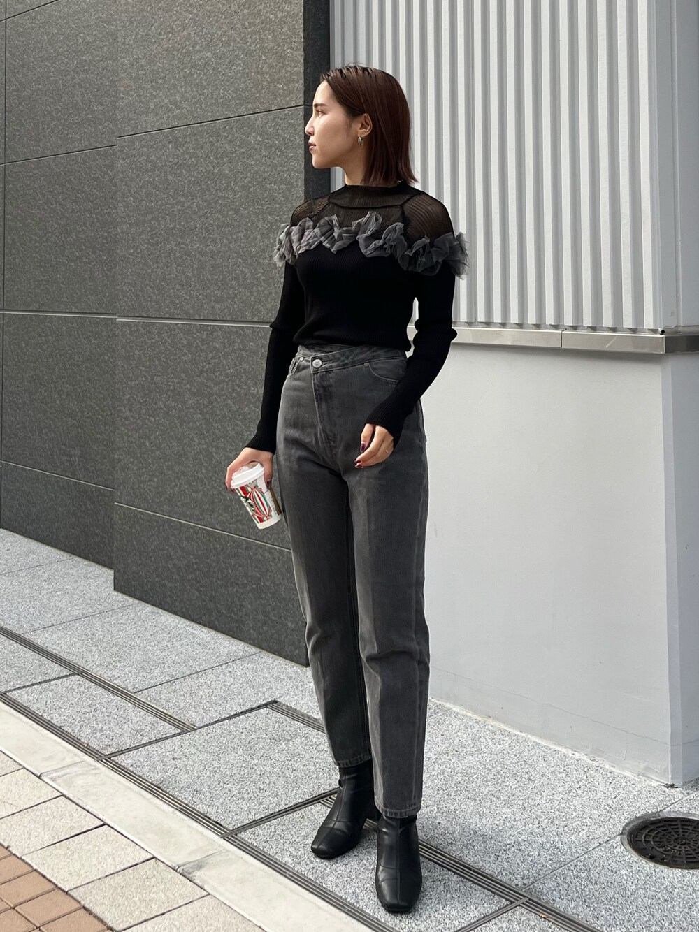 ブラック系のデニムパンツ、ブラック系のニット/セーターを着用したレディースの秋コーディネートの1枚目の写真