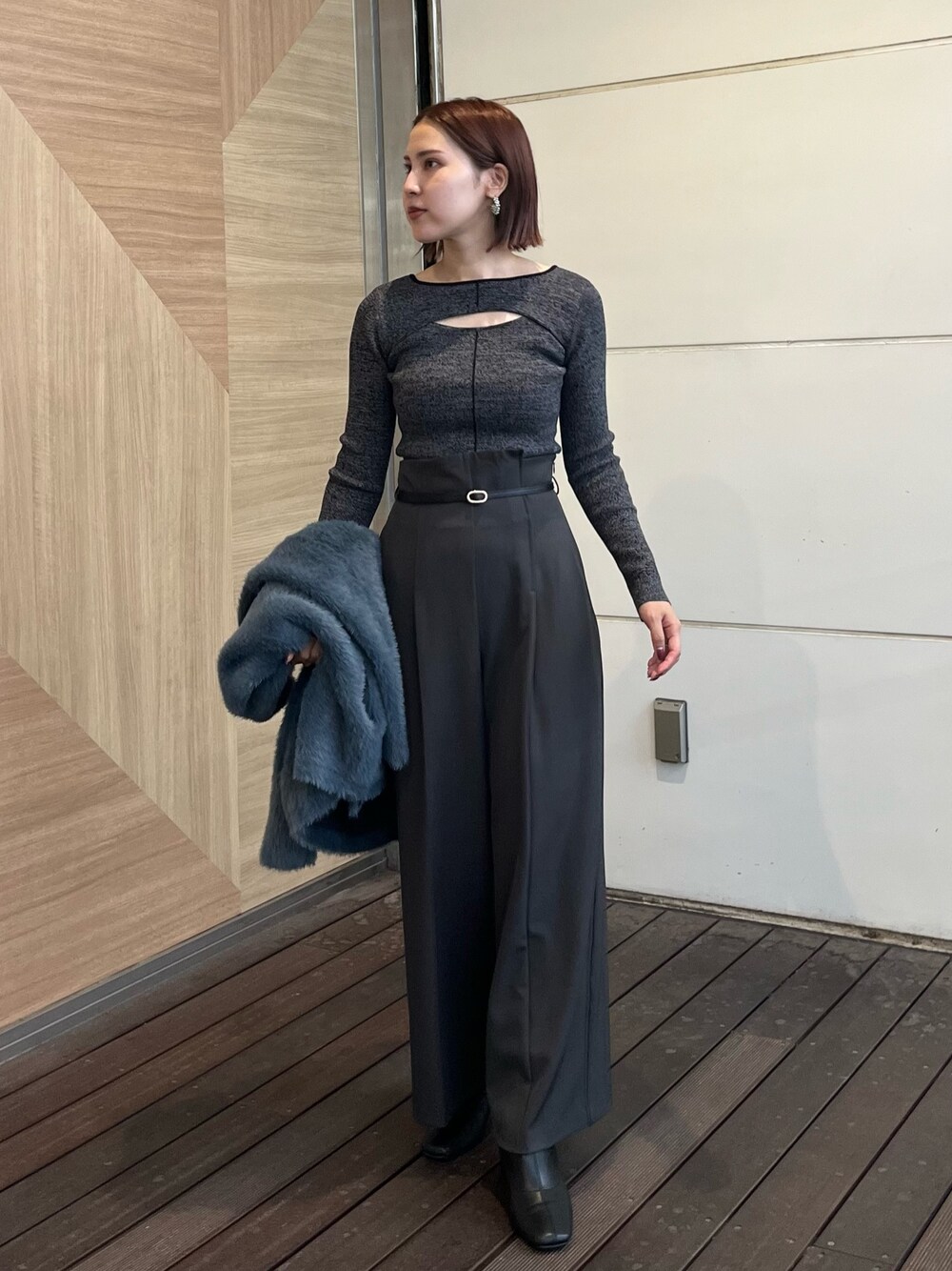 グレー系のその他パンツ、ブラック系のニット/セーターを着用したレディースの秋コーディネートの1枚目の写真