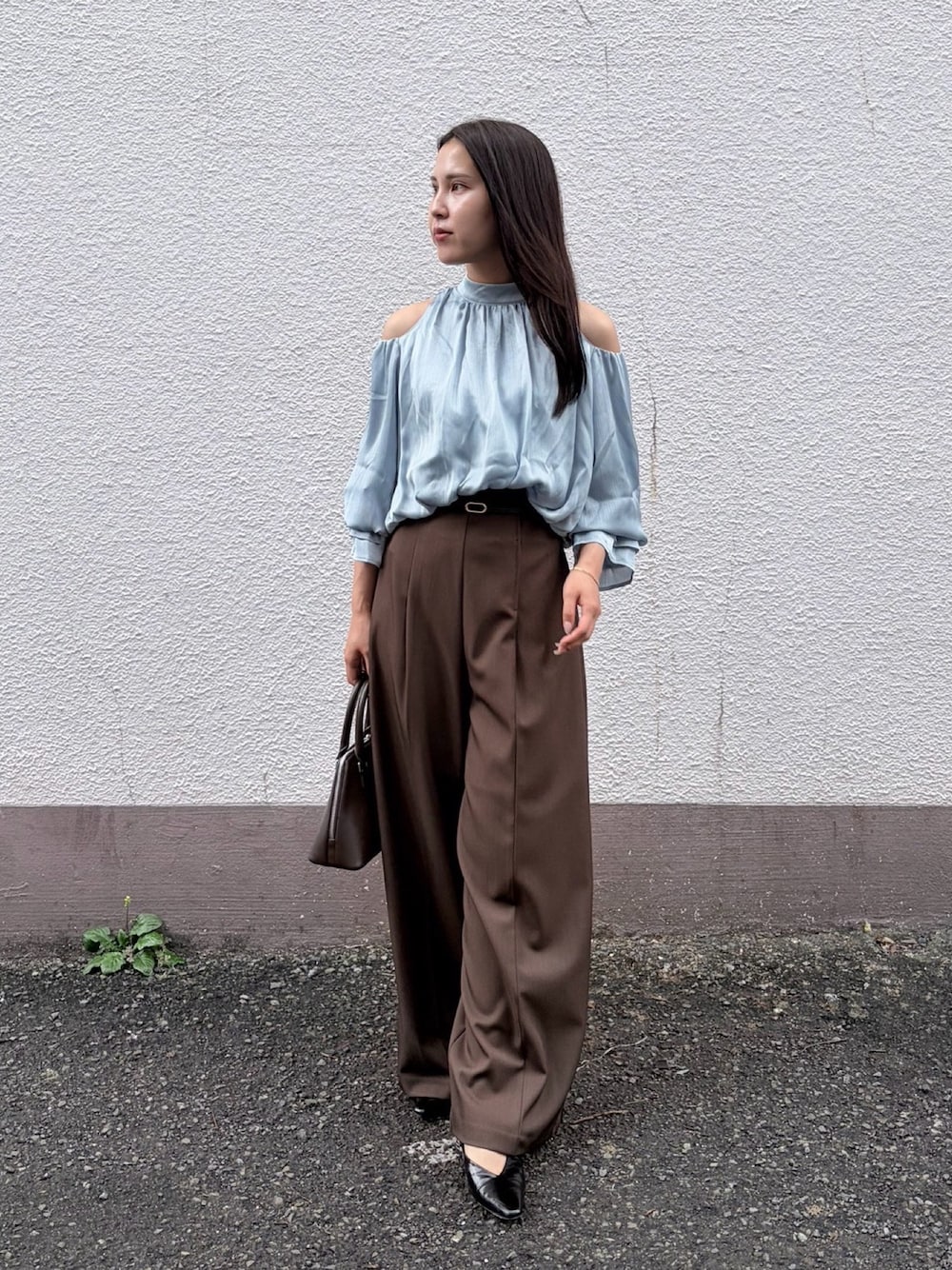 ブラウン系のその他パンツ、ブルー系のシャツ/ブラウスを着用したレディースの夏コーディネートの1枚目の写真