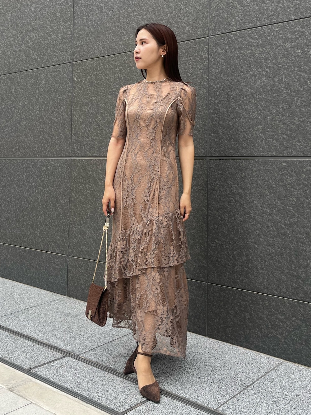 ベージュ系のドレス、その他のクラッチバッグ、その他のパンプスを着用したレディースの秋コーディネートの1枚目の写真