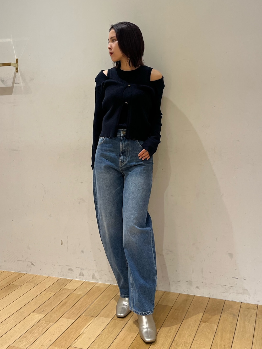 ブルー系のデニムパンツ、ブルー系のアンサンブル、シルバー系のブーツを着用したレディースの冬コーディネートの1枚目の写真