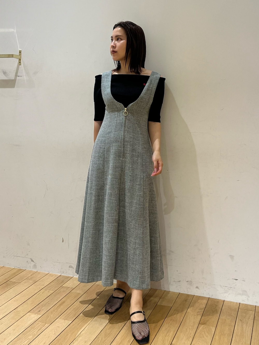 ブルー系のニット/セーター、ブラック系のサンダル、グリーン系のジャンパースカートを着用したレディースの春コーディネートの1枚目の写真