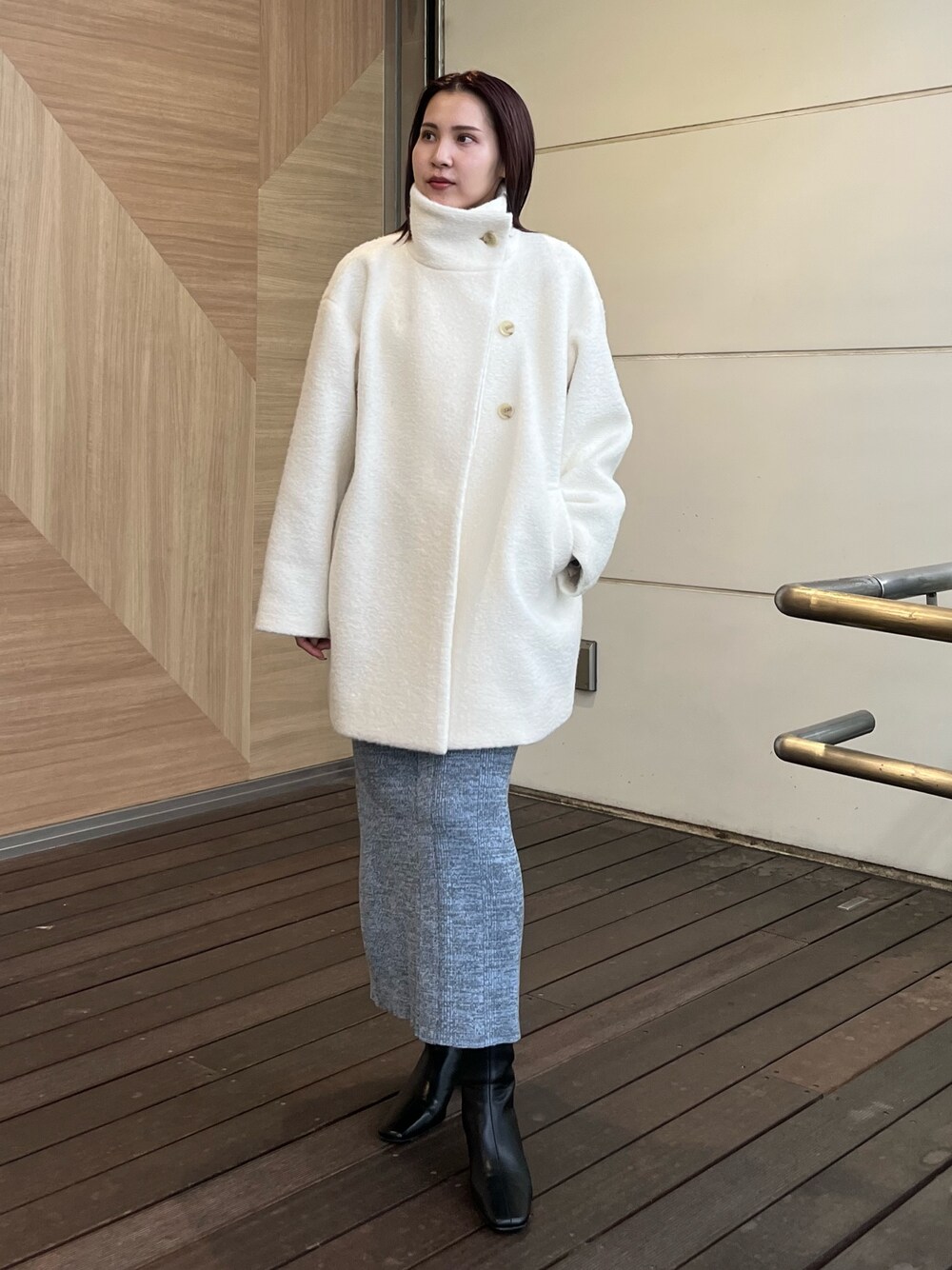 ブルー系のワンピース、ホワイト系のその他アウターを着用したレディースの冬コーディネートの1枚目の写真