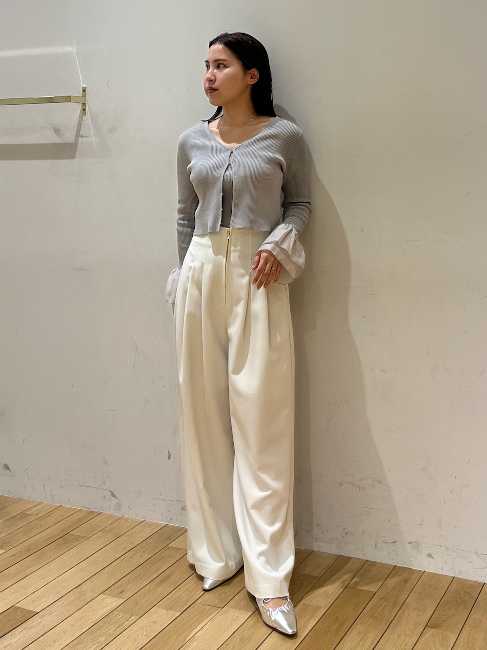 ホワイト系のその他パンツ、シルバー系のサンダル、グレー系のアンサンブルを着用したレディースの春コーディネートの1枚目の写真