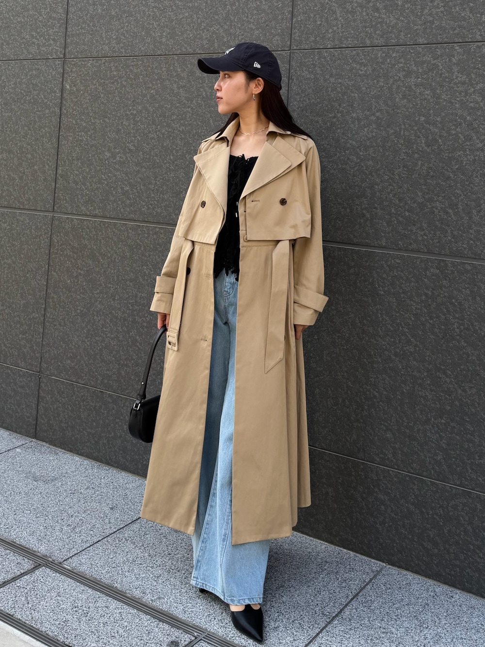 ブラック系のシャツ/ブラウス、ブルー系のデニムパンツ、ベージュ系のトレンチコートを着用したレディースの冬コーディネートの1枚目の写真