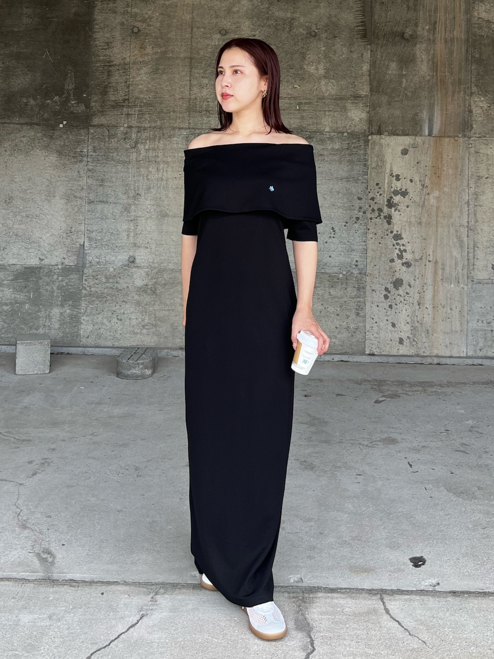 ブラック系のワンピース、ホワイト系のスニーカーを着用したレディースの春コーディネートの1枚目の写真