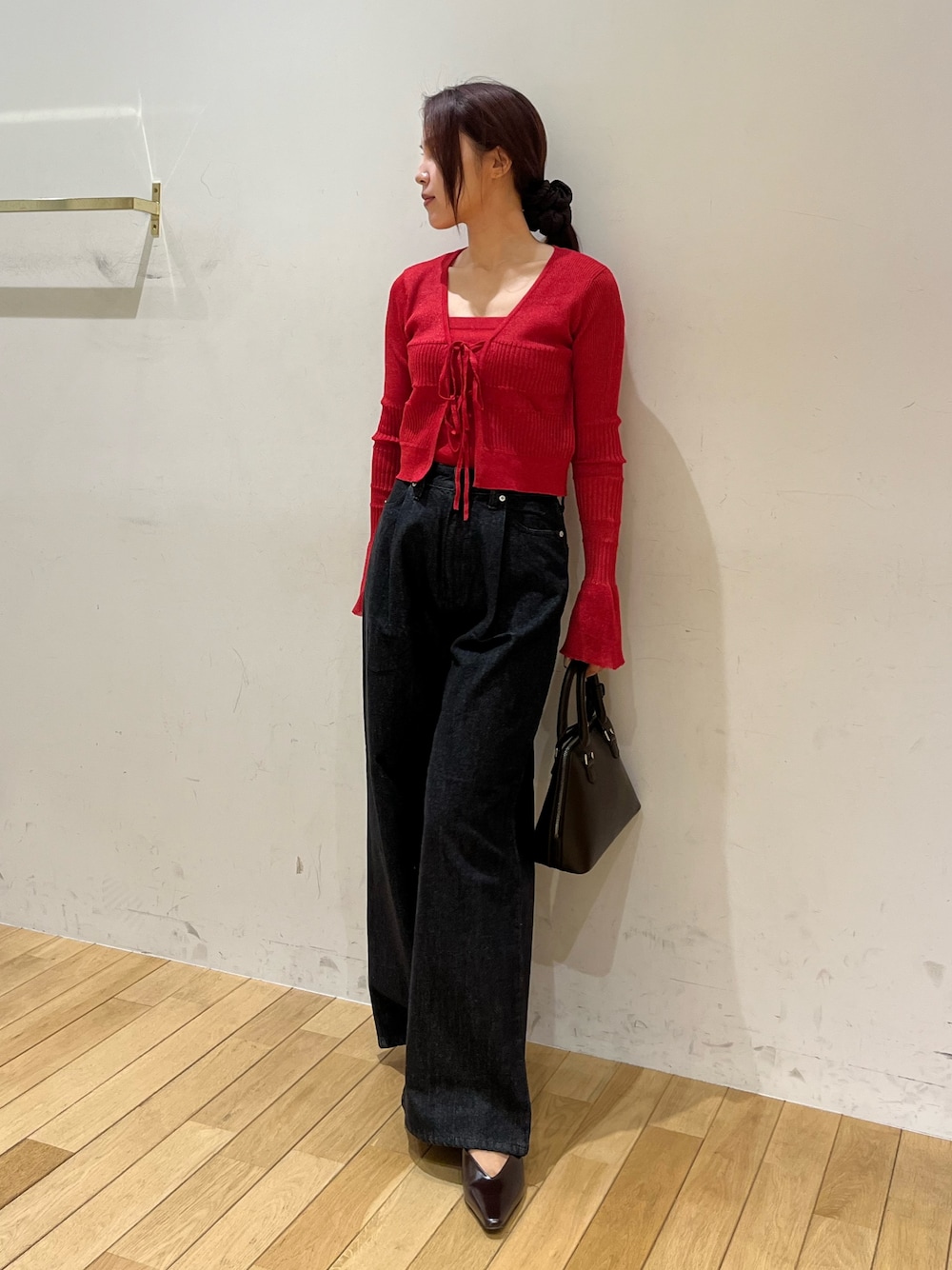 ブラウン系のパンプス、ブラウン系のボストンバッグ、ブラック系のデニムパンツを着用したレディースの夏コーディネートの1枚目の写真