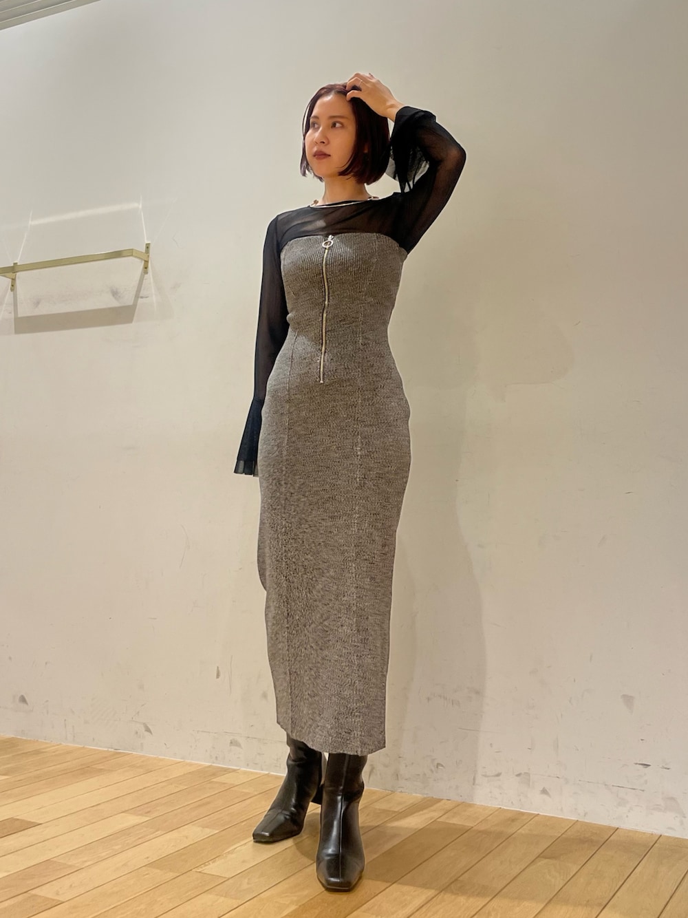 ブラック系のブーツ、ブラック系のTシャツ/カットソー、その他のワンピースを着用したレディースの秋コーディネートの1枚目の写真