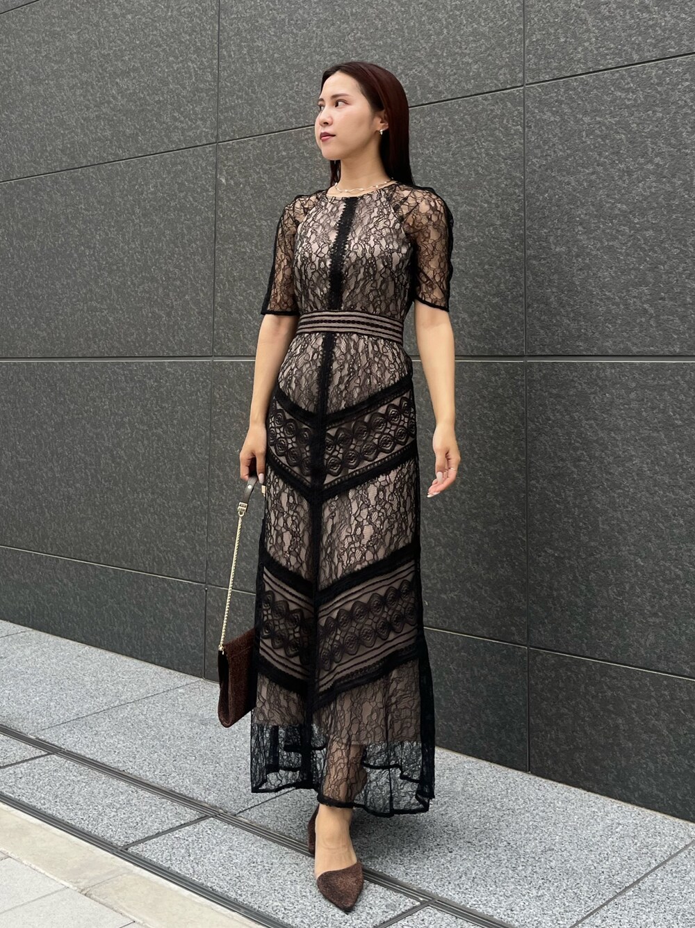 その他のクラッチバッグ、ブラック系のドレス、その他のパンプスを着用したレディースの秋コーディネートの1枚目の写真
