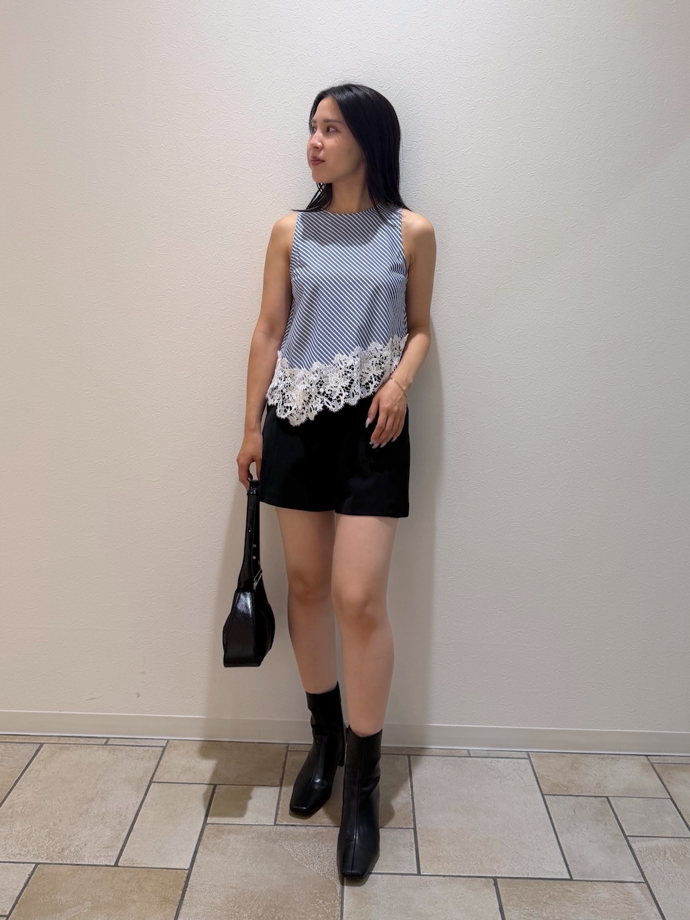 ブラック系のその他パンツ、ブラック系のブーツ、ブルー系のシャツ/ブラウスを着用したレディースの秋コーディネートの1枚目の写真