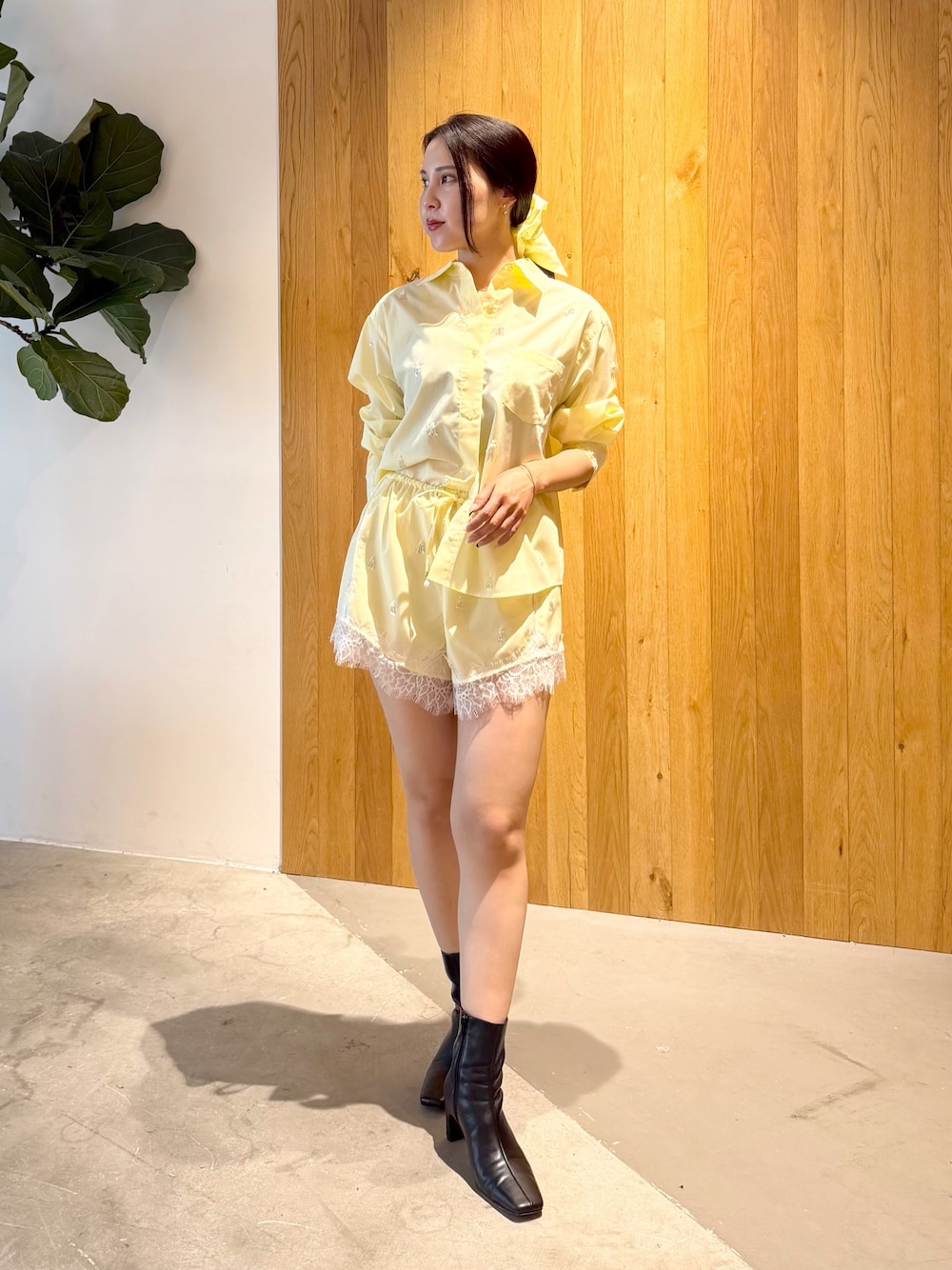 ブラック系のブーツ、イエロー系のその他パンツ、イエロー系のシャツ/ブラウスを着用したレディースの秋コーディネートの1枚目の写真