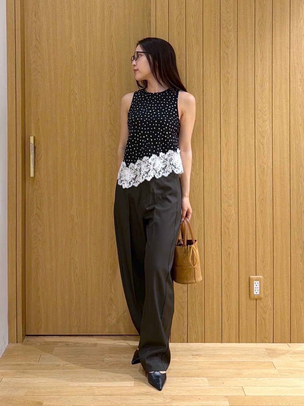 ブラウン系のその他パンツ、ブラック系のパンプス、イエロー系のハンドバッグを着用したレディースの秋コーディネートの1枚目の写真