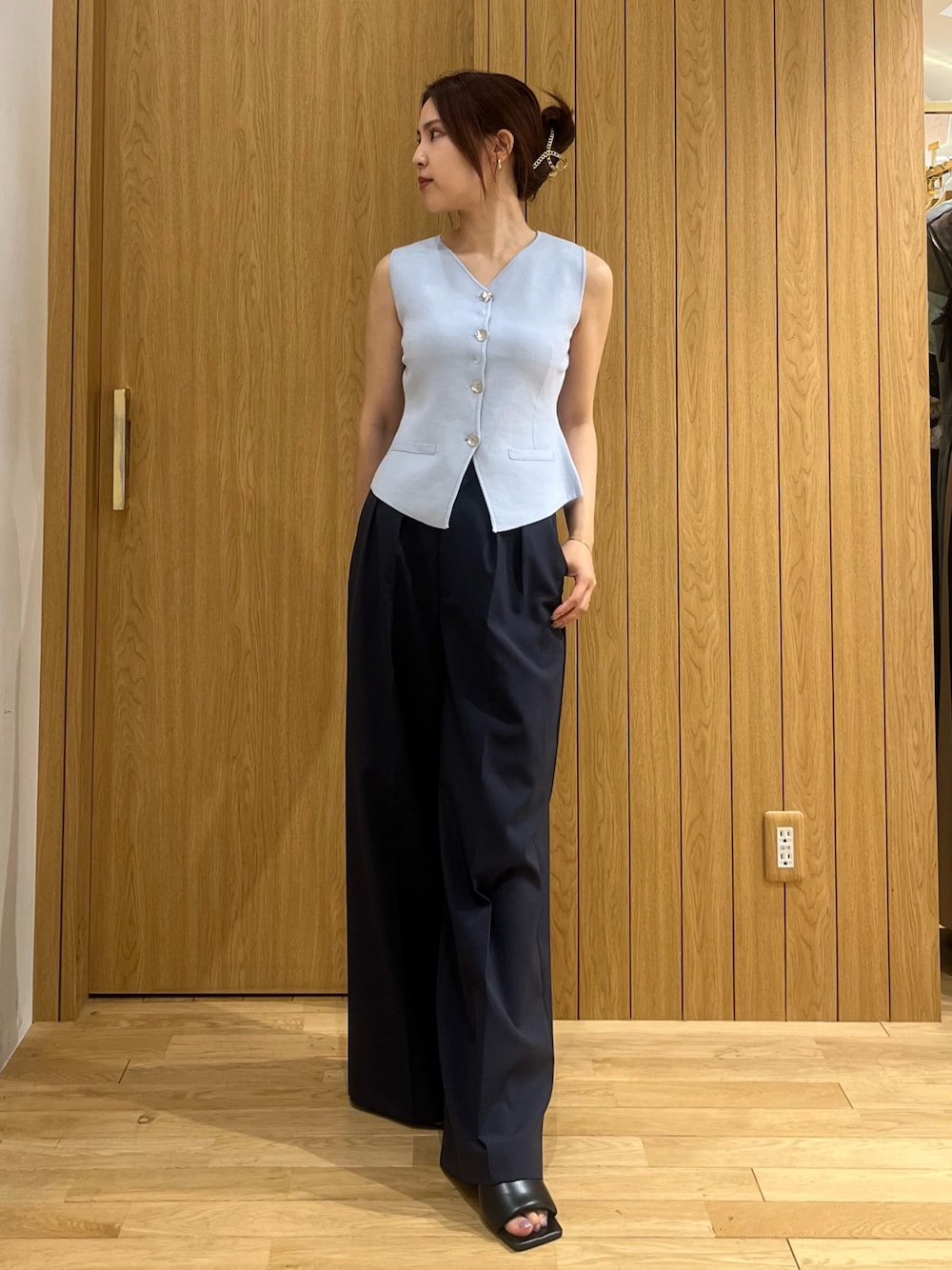 ブラック系のサンダル、ブルー系のその他パンツ、ブルー系のニット/セーターを着用したレディースの夏コーディネートの1枚目の写真
