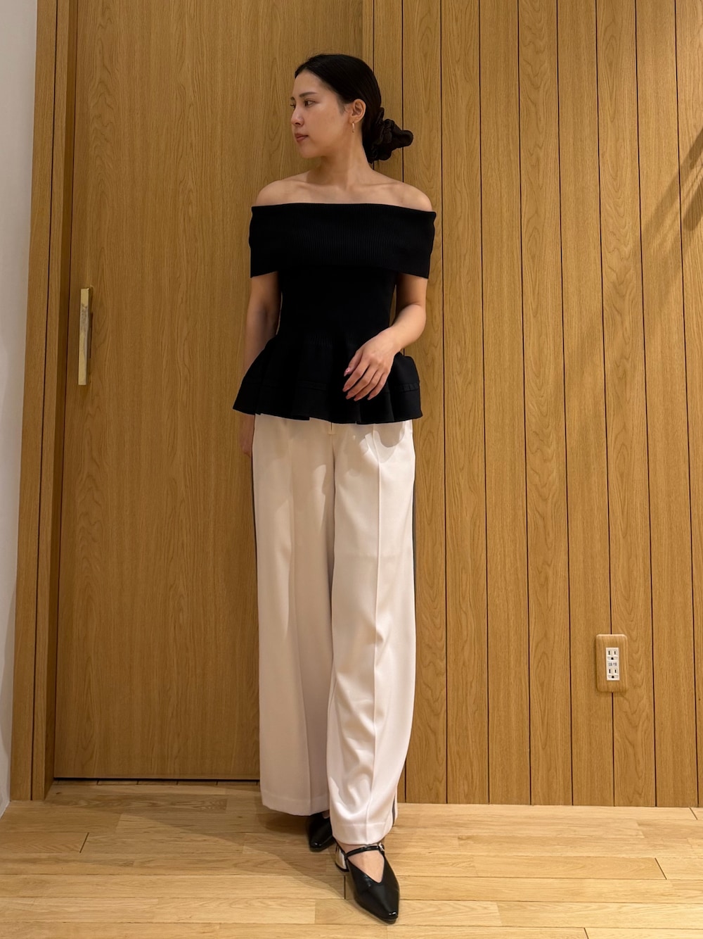 ホワイト系のその他パンツ、ブラック系のニット/セーターを着用したレディースの春コーディネートの1枚目の写真