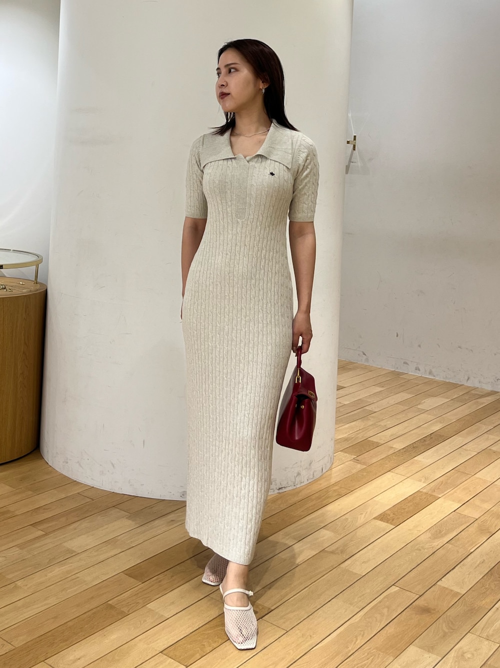 「大人カジュアル、春ニット、今日のコーデ、キレイめカジュアル、大人女子、春服、着回しコーデ、カジュアルガーリー、きれいめコーデ、大人可愛い、ママファッション、ロングワンピース、ワンピース、ワンピーススタイル、きれいめカジュアル」｜「JW PEIの【JWPEI】LUCIA CLASSICTOP HADB（ハンドバッグ、レッド系）」を使った、NANAMI NAKAMURAさん（レディース・159cm）の春コーディネートの1枚目の写真