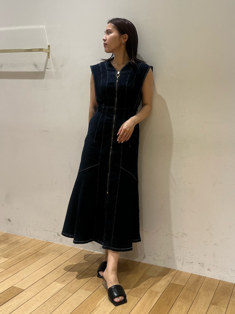 ブラック系のサンダル、ブラック系のワンピースを着用したレディースの夏コーディネートの1枚目の写真