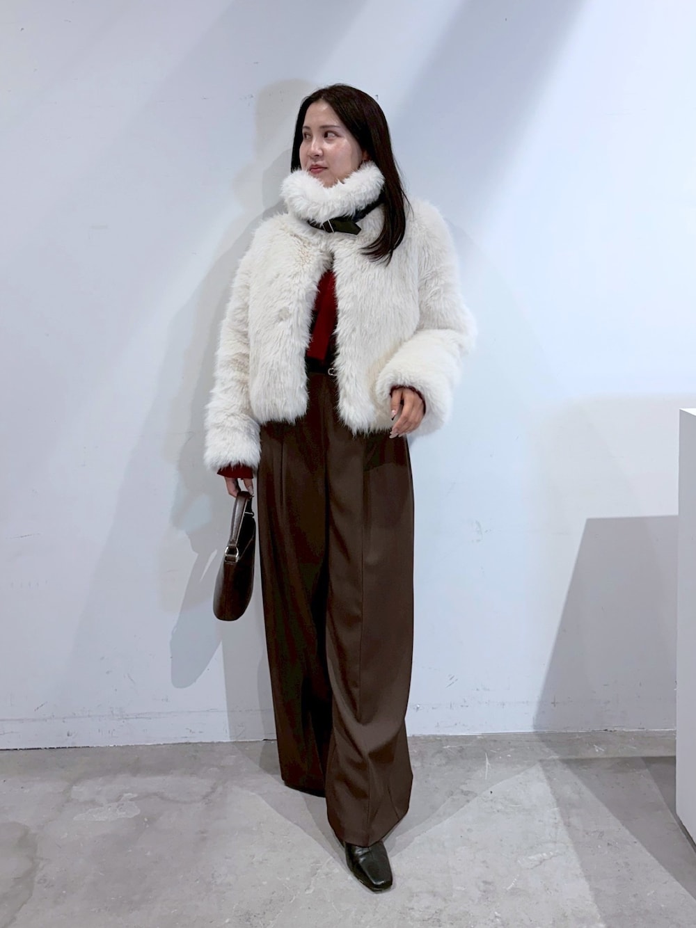 ブラウン系のその他パンツ、レッド系のニット/セーター、ホワイト系のその他アウターを着用したレディースの夏コーディネートの1枚目の写真