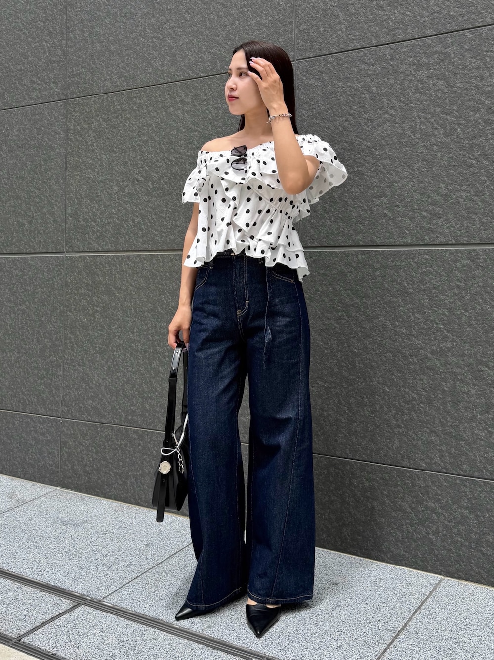 ブルー系のデニムパンツ、その他のシャツ/ブラウス、ブラック系のハンドバッグを着用したレディースの夏コーディネートの1枚目の写真