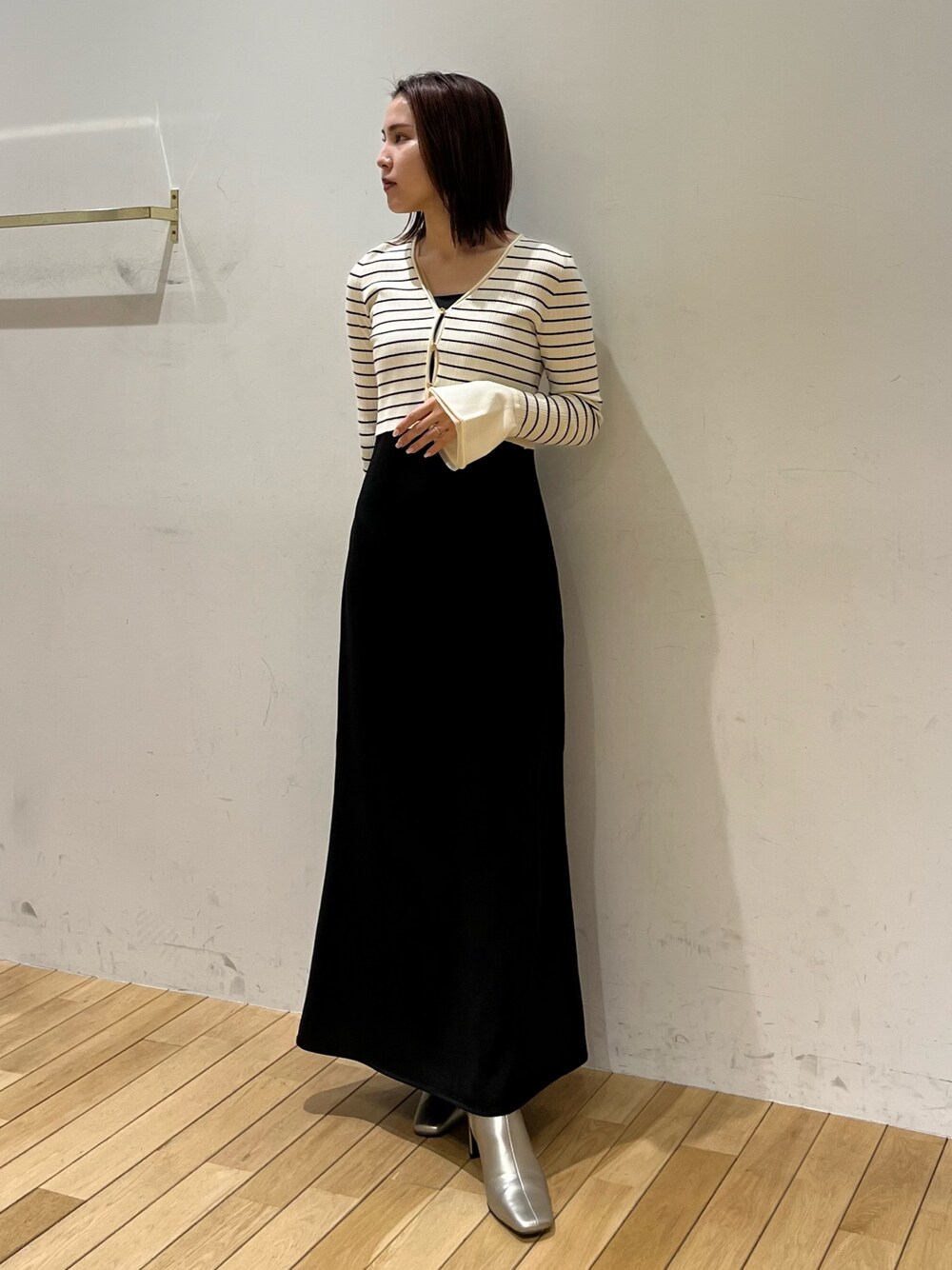 シルバー系のブーツ、その他のワンピースを着用したレディースの冬コーディネートの1枚目の写真