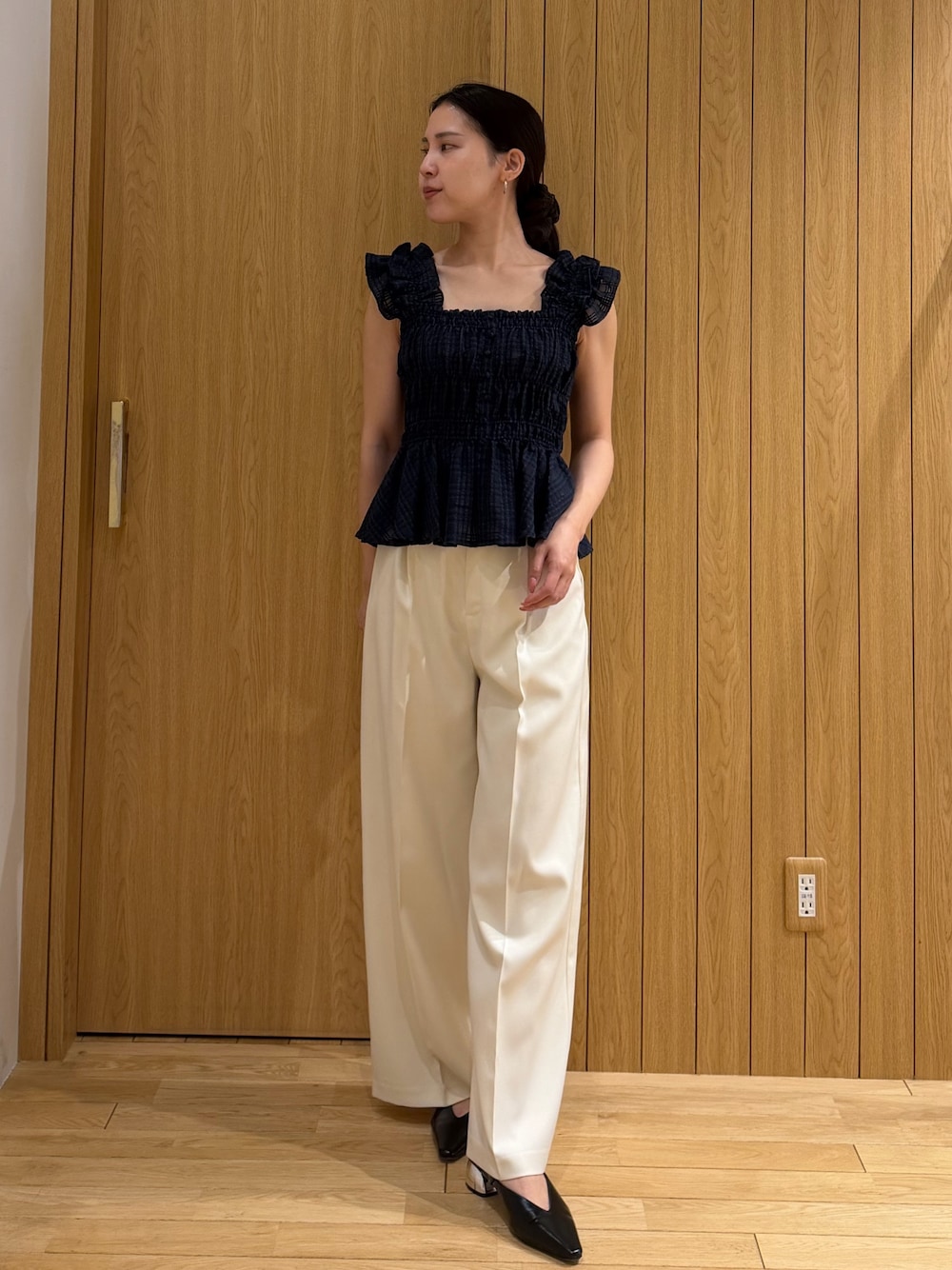 ホワイト系のその他パンツ、ブルー系のシャツ/ブラウスを着用したレディースの春コーディネートの1枚目の写真