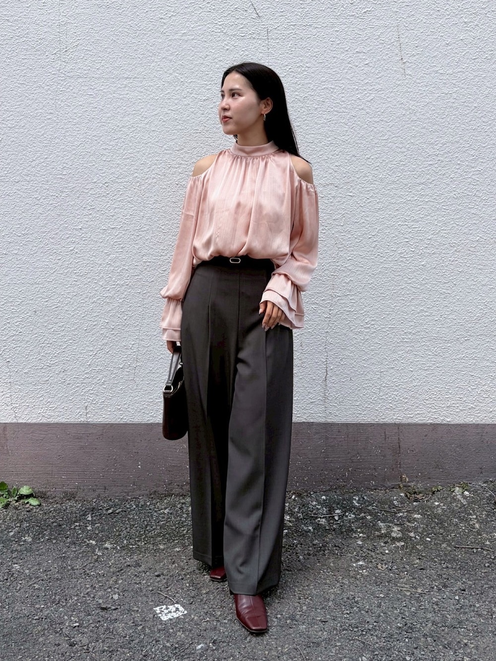 レッド系のブーツ、グレー系のその他パンツ、ピンク系のシャツ/ブラウスを着用したレディースの夏コーディネートの1枚目の写真