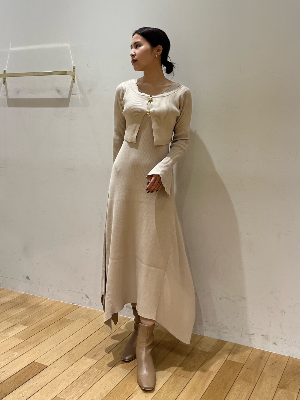 ホワイト系のワンピース、ベージュ系のブーツを着用したレディースの秋コーディネートの1枚目の写真