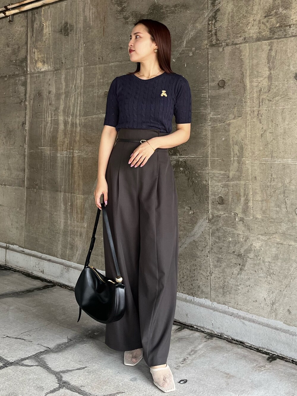 グレー系のその他パンツ、ホワイト系のサンダル、ブルー系のニット/セーターを着用したレディースの春コーディネートの1枚目の写真