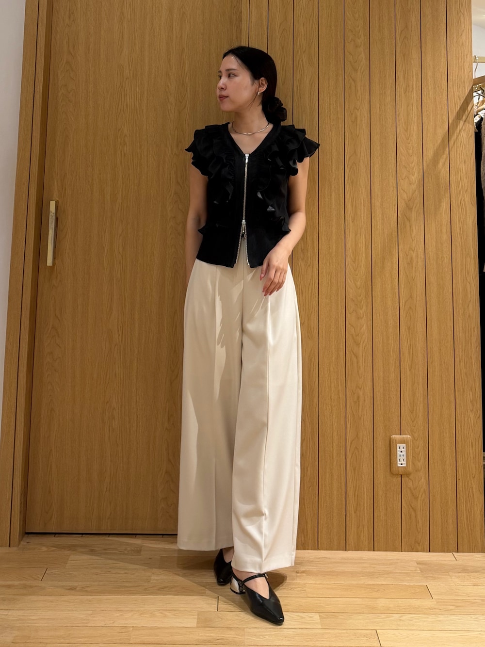ホワイト系のその他パンツ、ブラック系のシャツ/ブラウスを着用したレディースの春コーディネートの1枚目の写真