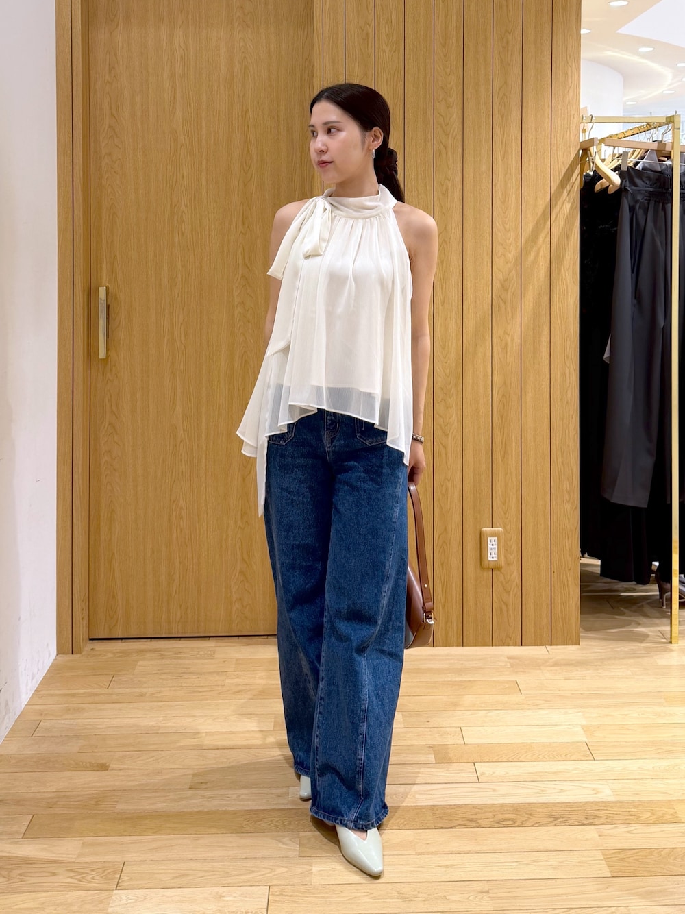 ブルー系のデニムパンツ、ホワイト系のシャツ/ブラウス、グリーン系のパンプスを着用したレディースの夏コーディネートの1枚目の写真