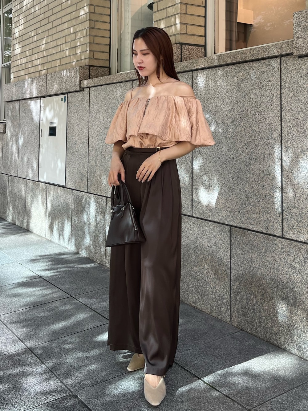 ブラウン系のその他パンツ、ブラウン系のボストンバッグ、ベージュ系のパンプスを着用したレディースの夏コーディネートの1枚目の写真
