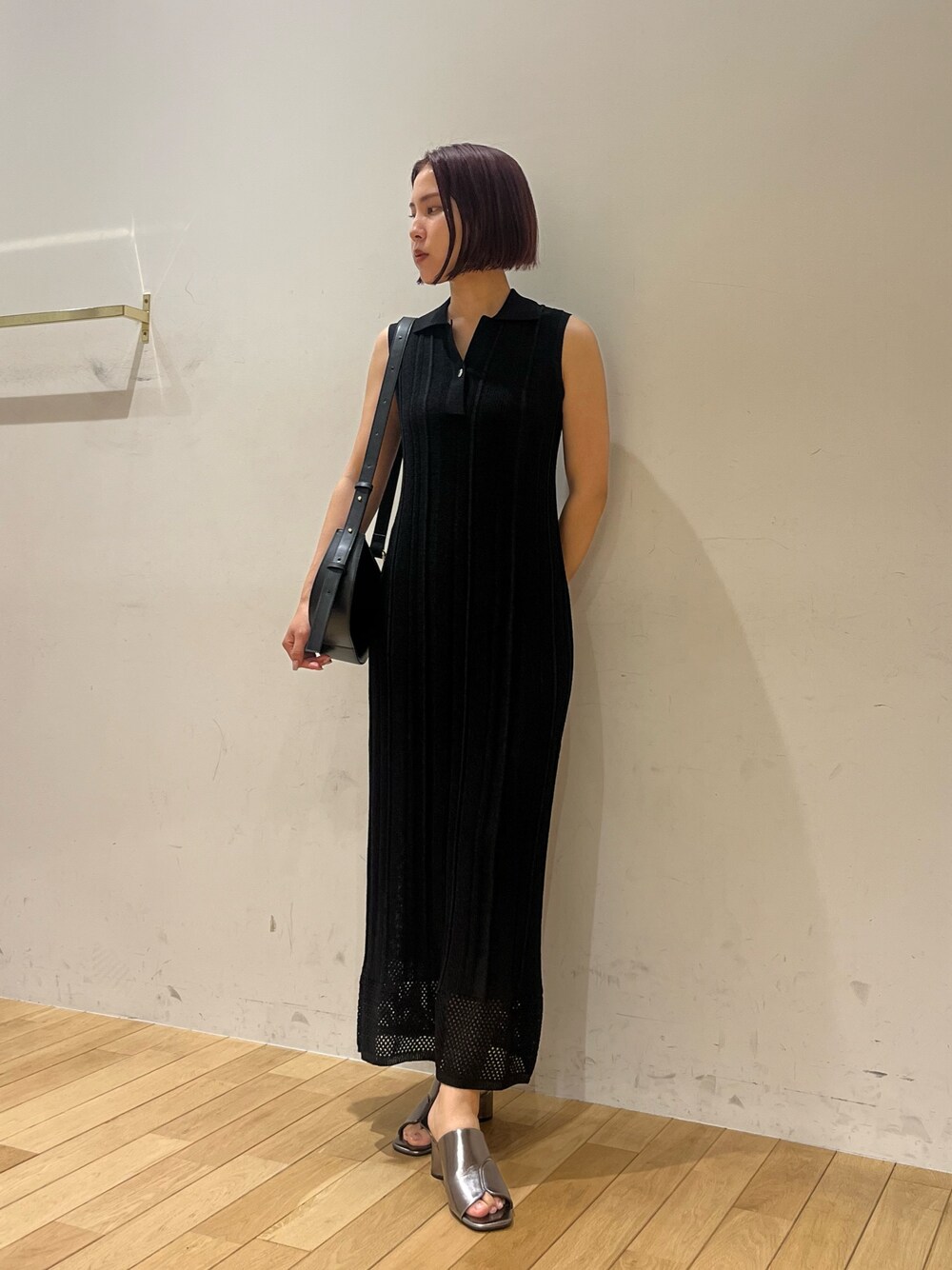 その他のサンダル、ブラック系のショルダーバッグ、ブラック系のワンピースを着用したレディースの夏コーディネートの1枚目の写真