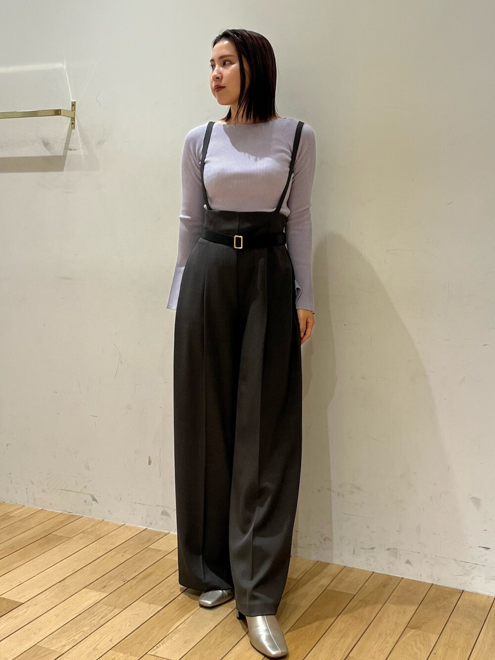 シルバー系のブーツ、パープル系のニット/セーター、グレー系のその他パンツを着用したレディースの冬コーディネートの1枚目の写真