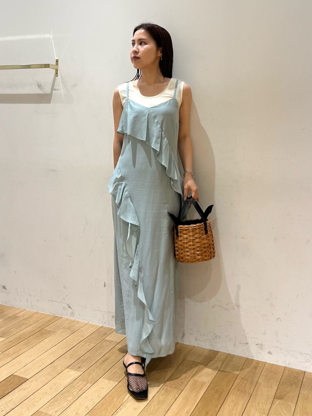 グリーン系のワンピース、ホワイト系のTシャツ/カットソー、ブラウン系のハンドバッグを着用したレディースの夏コーディネートの1枚目の写真