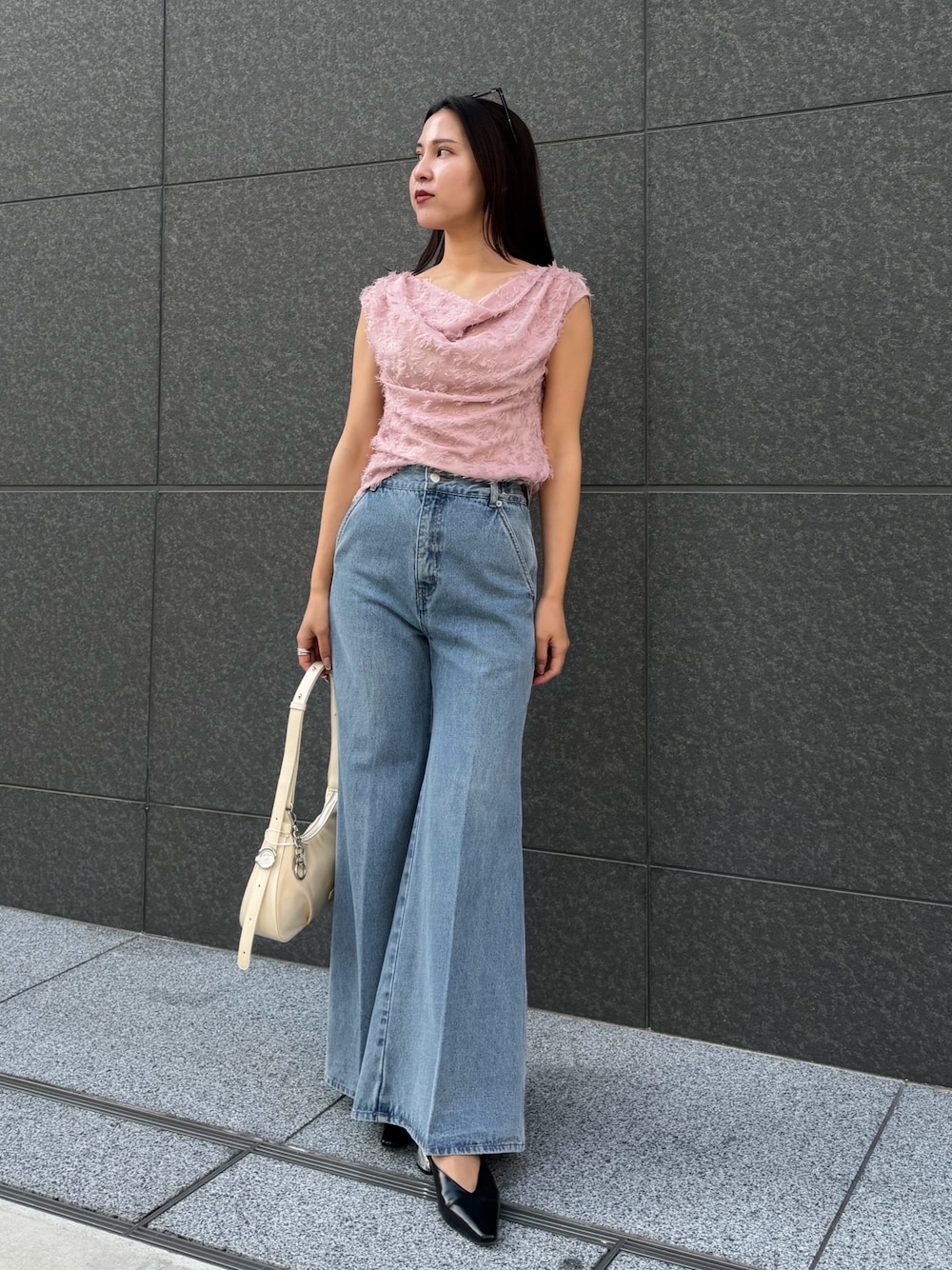 ピンク系のシャツ/ブラウス、ブルー系のデニムパンツ、ブラック系のパンプスを着用したレディースの春コーディネートの1枚目の写真