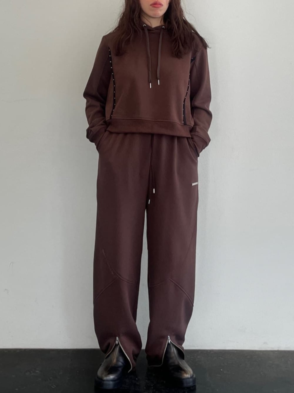 「prankproject、プランクプロジェクト、ブラウンコーデ、スウェットセットアップ」｜「PRANK PROJECTの【24AUTUMN PRE ORDER】2WAYフーディー / 2WAY Hoodie（パーカー、ブラウン系）」を使った、PRANK PROJECTさん（レディース・158cm）の夏コーディネートの1枚目の写真