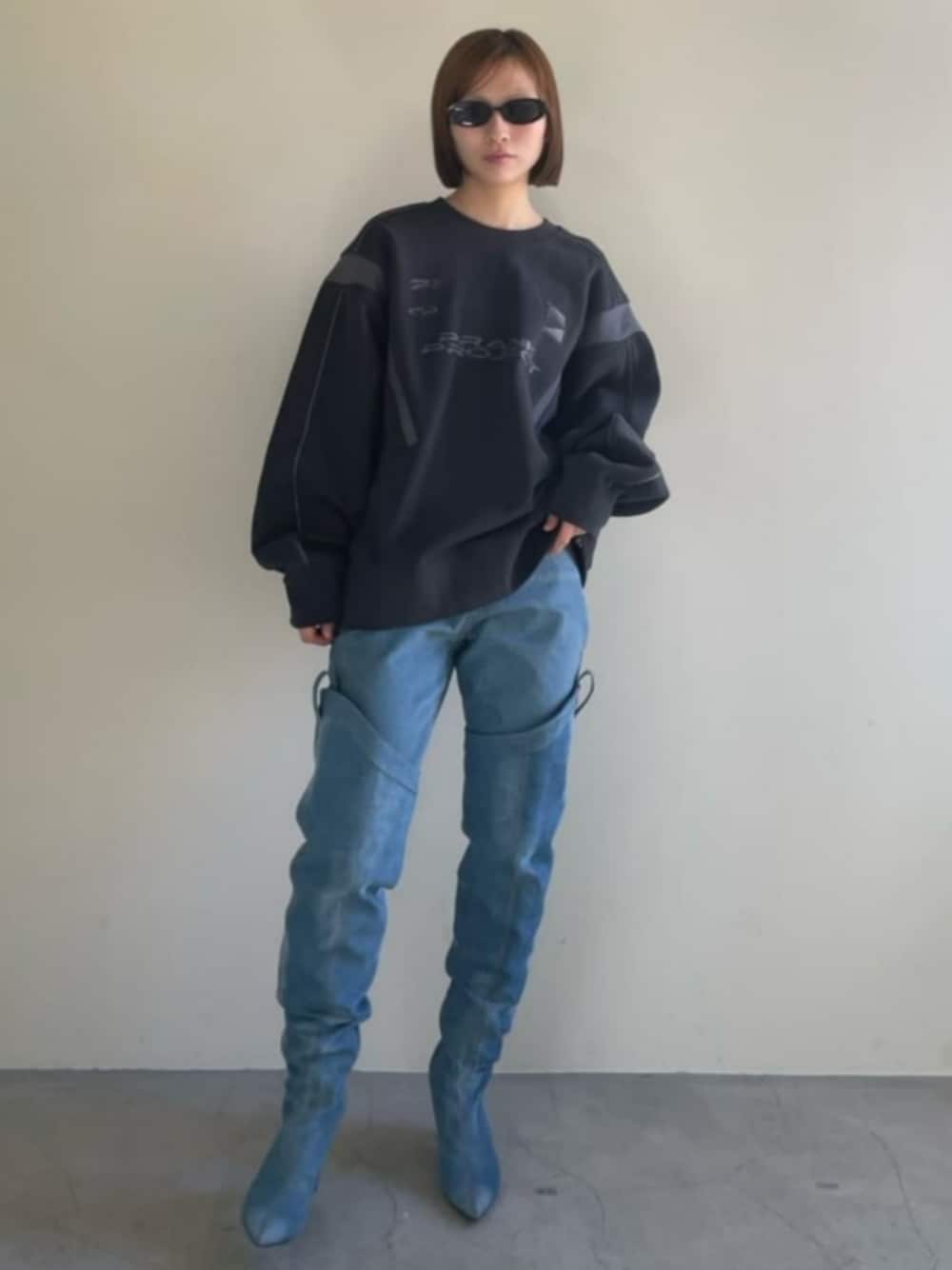 「モード、prankproject、プランクプロジェクト、スウェット、スウェットコーデ、デニムパンツ」｜「PRANK PROJECTの【23WINTER PRE ORDER】モトクロスプリントオーバースエット/Motocross Printed Over Sweatshirts（スウェット、グレー系）」を使った、PRANK PROJECTさん（レディース・162cm）の冬コーディネートの1枚目の写真