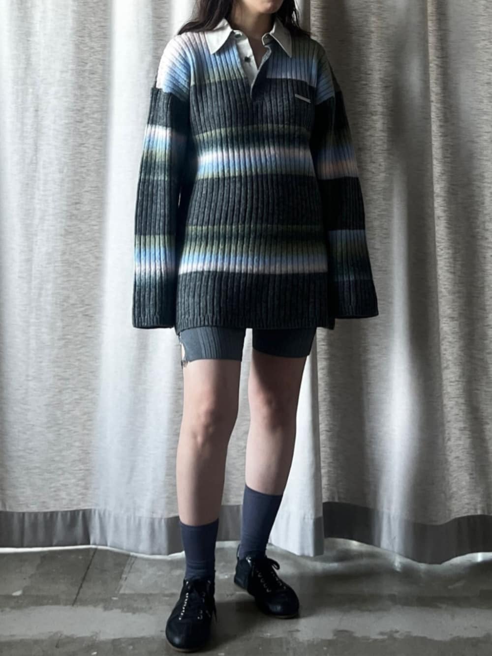 その他のポロシャツ、グレー系のレギンス/スパッツを着用したレディースの夏コーディネートの1枚目の写真