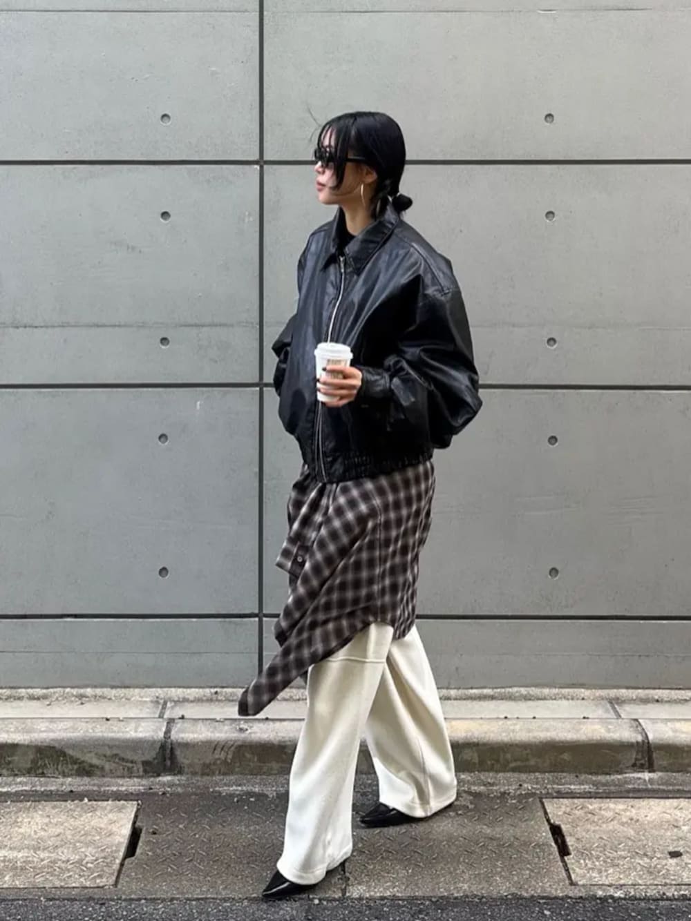 ブラック系のその他アウター、ブラック系のシャツ/ブラウス、ホワイト系のその他パンツを着用したレディースの秋コーディネートの1枚目の写真