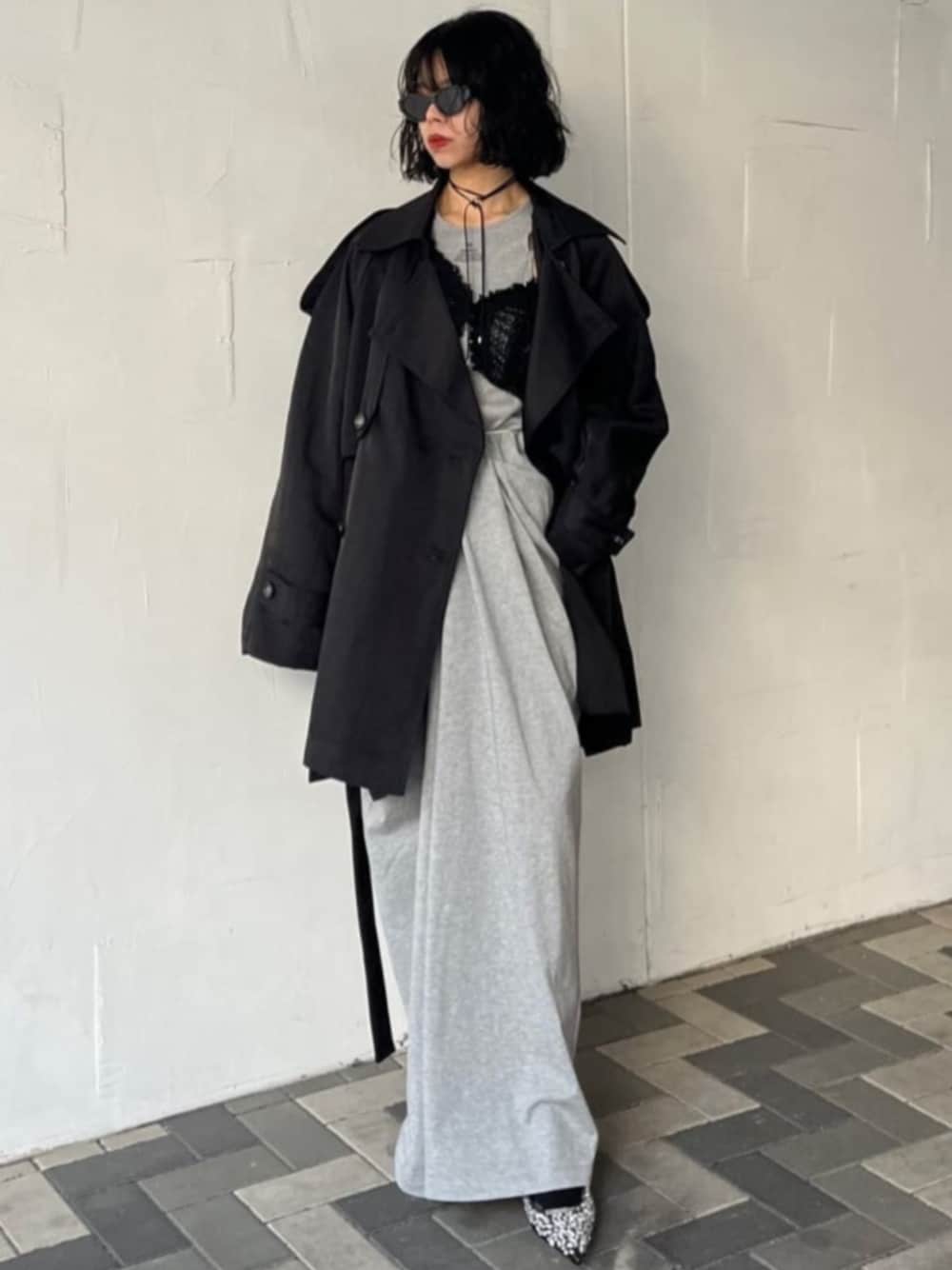 「prankproject、プランクプロジェクト、トレンチコート、ジャージ、ジャージーパンツ、ジャージコーデ、レーストップス、レーストップスコーデ、マキシスカート、マキシスカートコーデ」｜「PRANK PROJECTの【23AUTUMN先行予約商品】ビジューミュール / Bijou Mules（パンプス、ブラック系）」を使った、PRANK PROJECTさん（レディース・162cm）の冬コーディネートの1枚目の写真