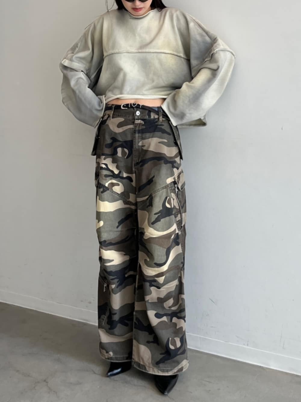 「prankproject、プランクプロジェクト、迷彩パンツ、クロップド丈」｜「PRANK PROJECTの【24WINTER PRE ORDER】CAMOジップカーゴパンツ/CAMO Zip Cargo Pants（カーゴパンツ、その他）」を使った、PRANK PROJECTさん（レディース・171cm）の秋コーディネートの1枚目の写真