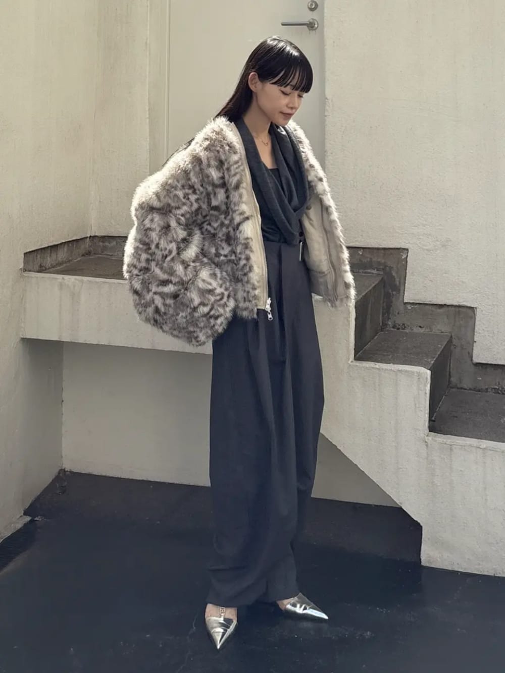 シルバー系のサンダル、グレー系のその他トップス、グレー系のその他パンツを着用したレディースの秋コーディネートの1枚目の写真