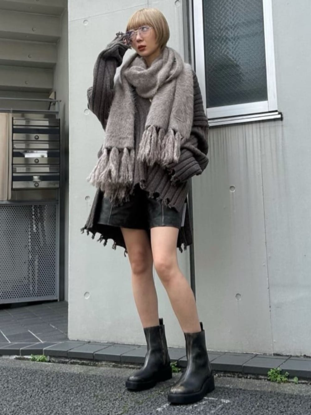 「prankproject、プランクプロジェクト、モードスタイル、ニット」｜「PRANK PROJECTの【24AUTUMN PRE ORDER】ブランジネックニット / Plunge Neck Knit（ニット/セーター、ブラウン系）」を使った、PRANK PROJECTさん（レディース・162cm）の夏コーディネートの1枚目の写真